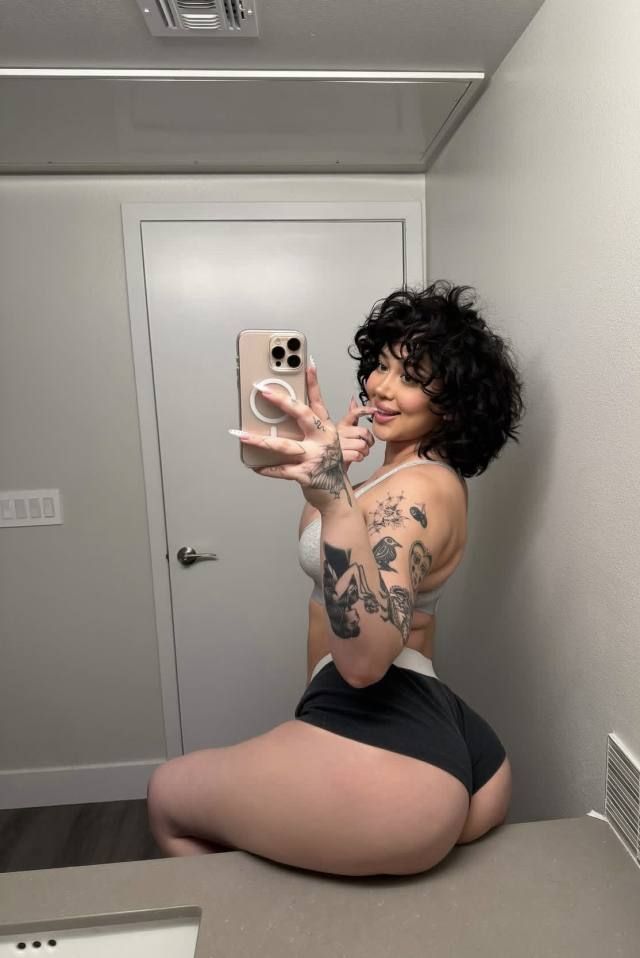 I’m ready to f*ck right now!🍆💦💦 🍑 April always down to fuck 🥶🙈💦🍑 hmu let’s explore🍑 💦💦 - Image 3